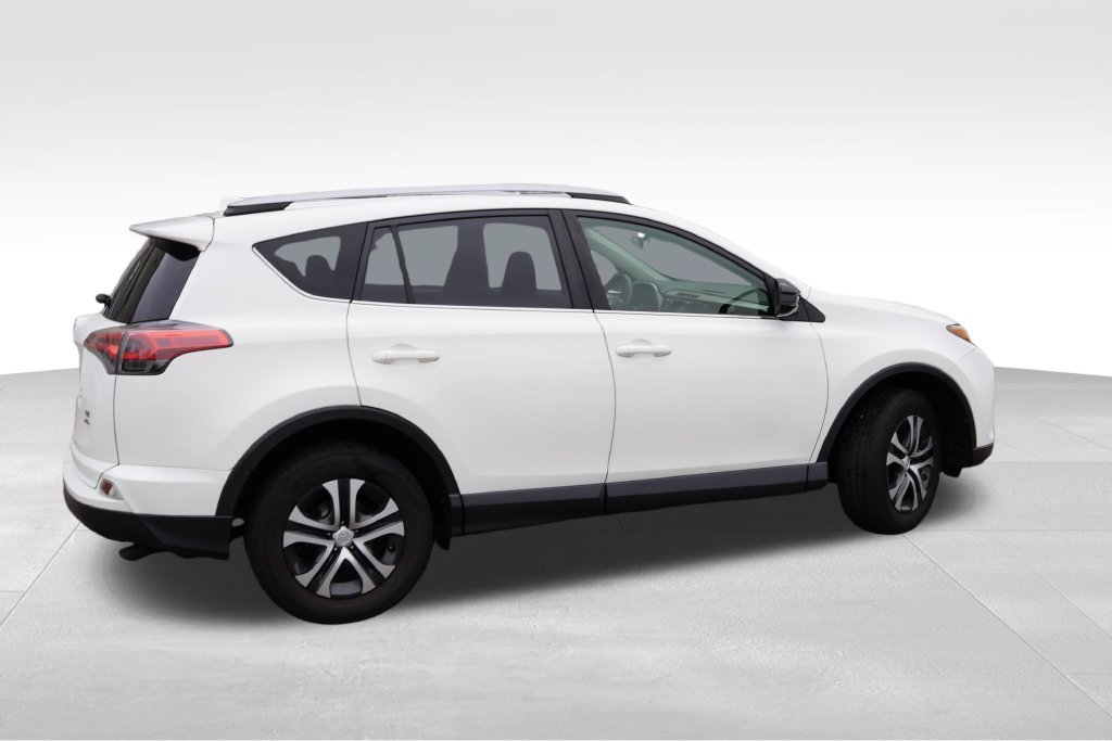 Used 2017 Toyota RAV4 LE AWD/4WD image 4
