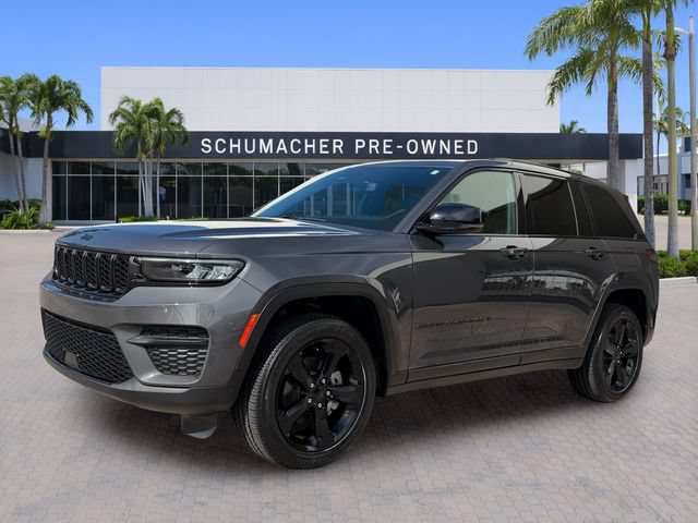 Used 2024 Jeep Grand Cherokee Altitude AWD/4WD image 3