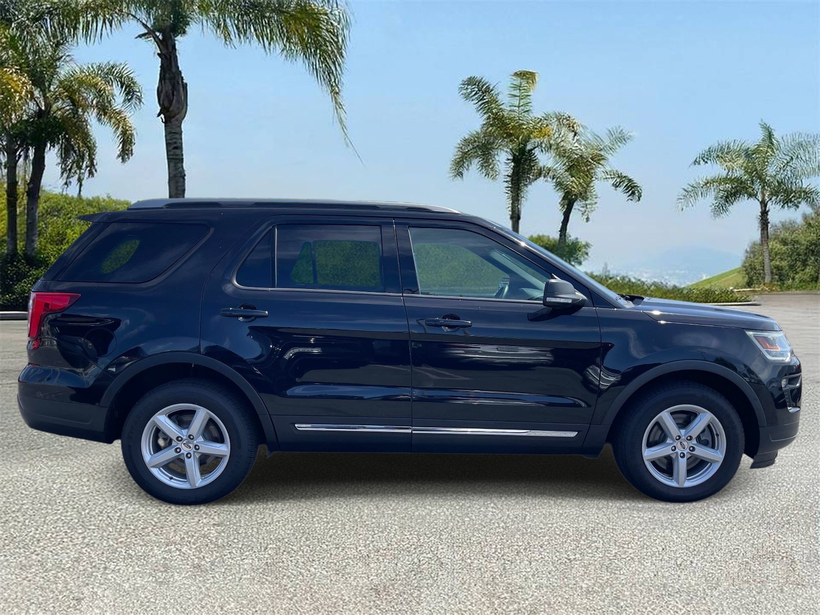 Used 2019 Ford Explorer XLT w/ Equipment Group 201A FWD image 3