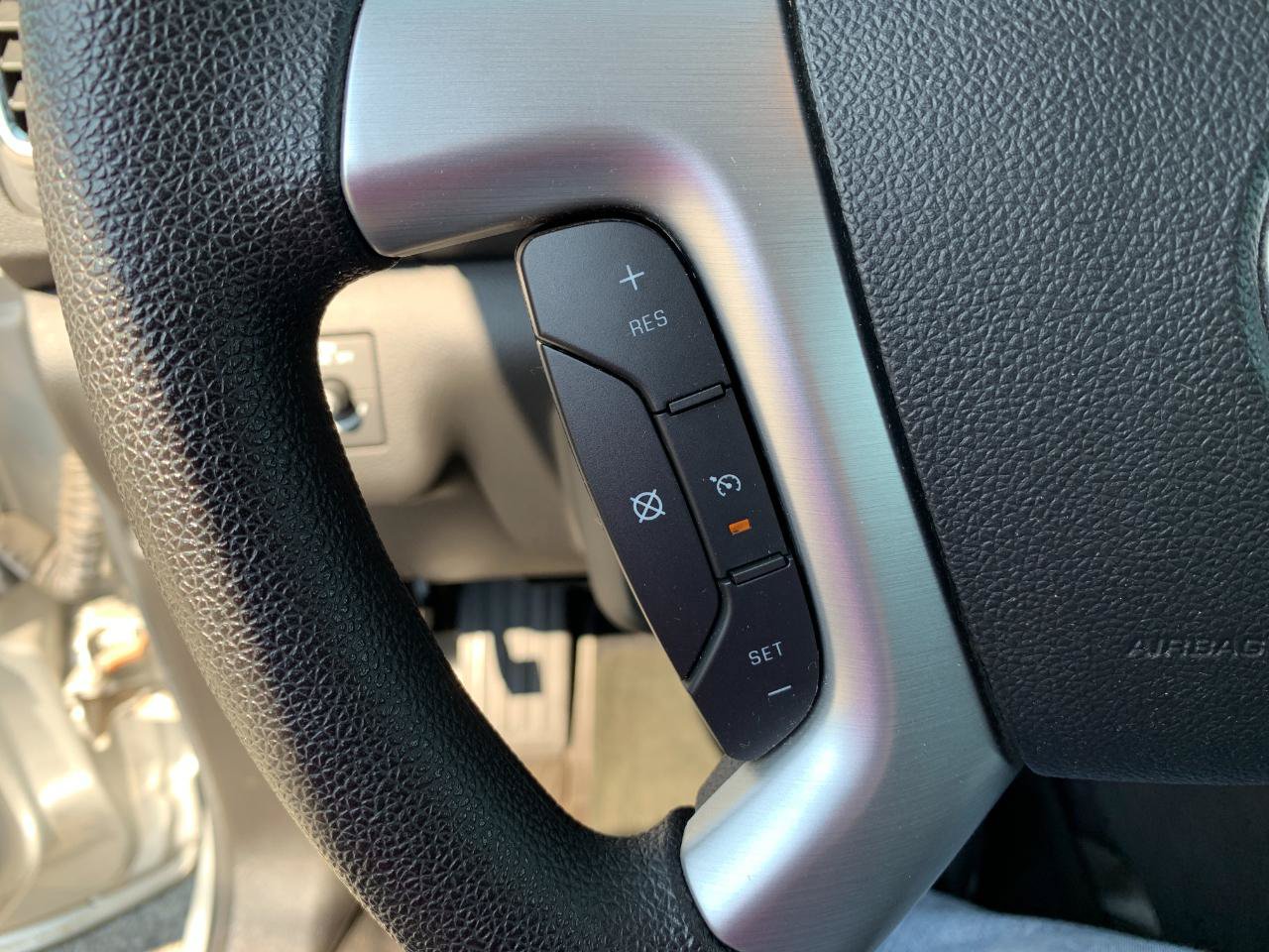 Used 2009 GMC Acadia SLE FWD image 16