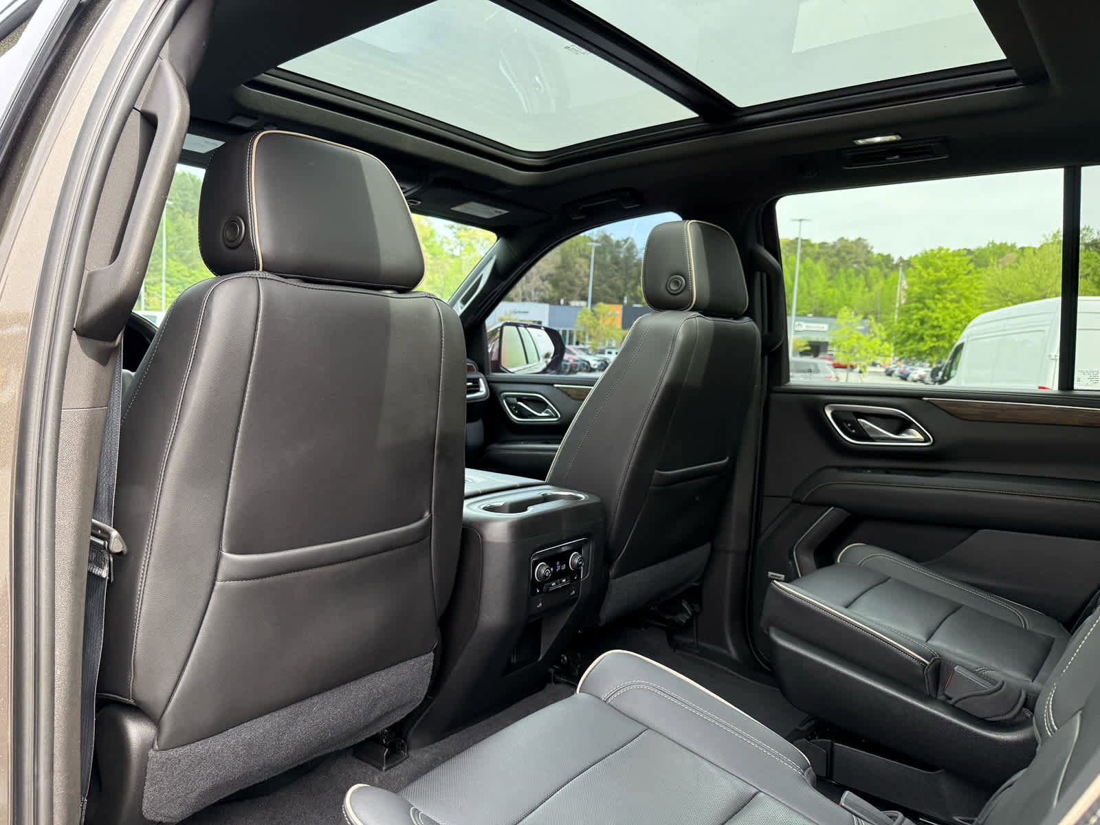 Used 2021 Chevrolet Tahoe Premier w/ Premium Package AWD/4WD image 24