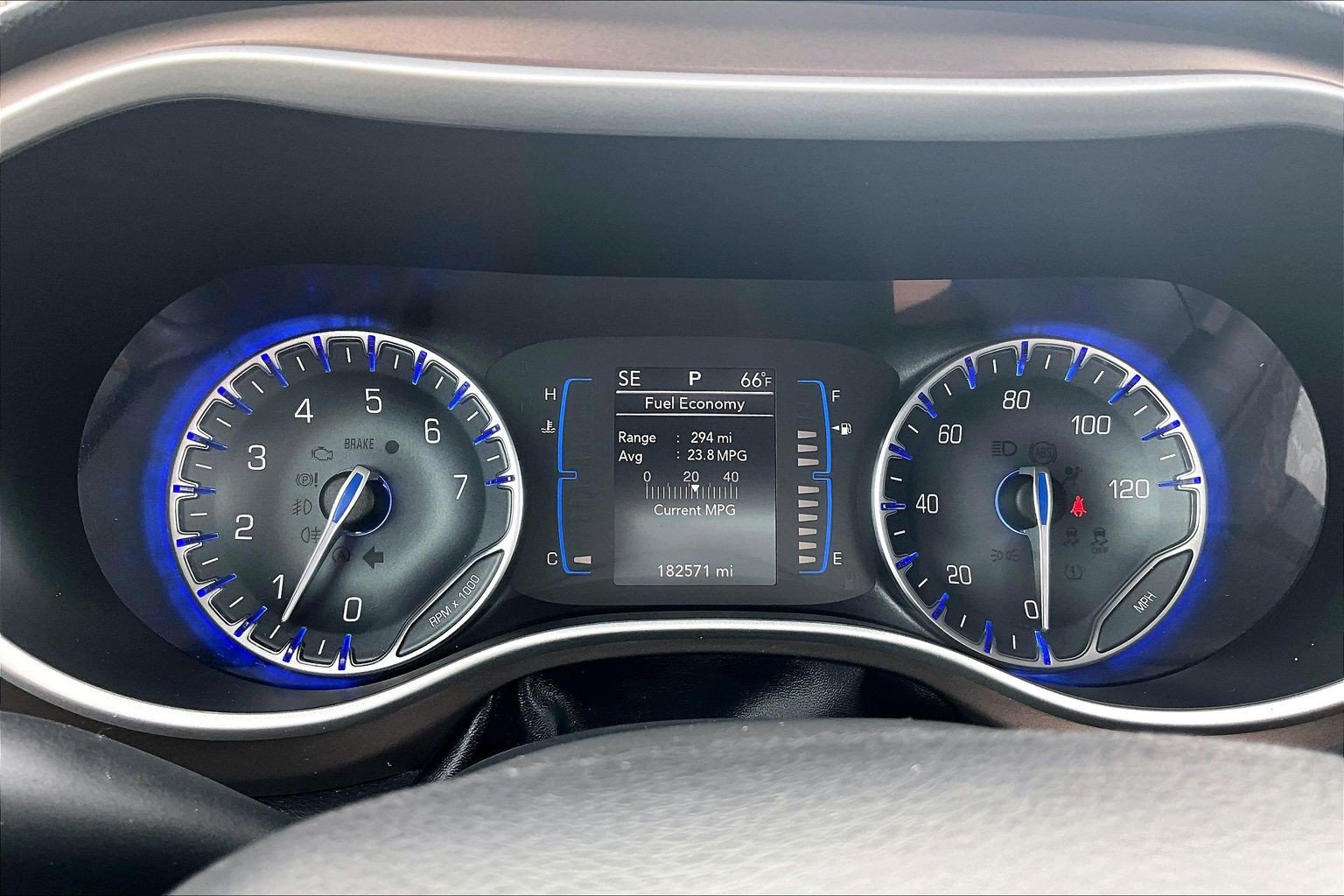 Used 2017 Chrysler Pacifica Touring-L FWD image 24