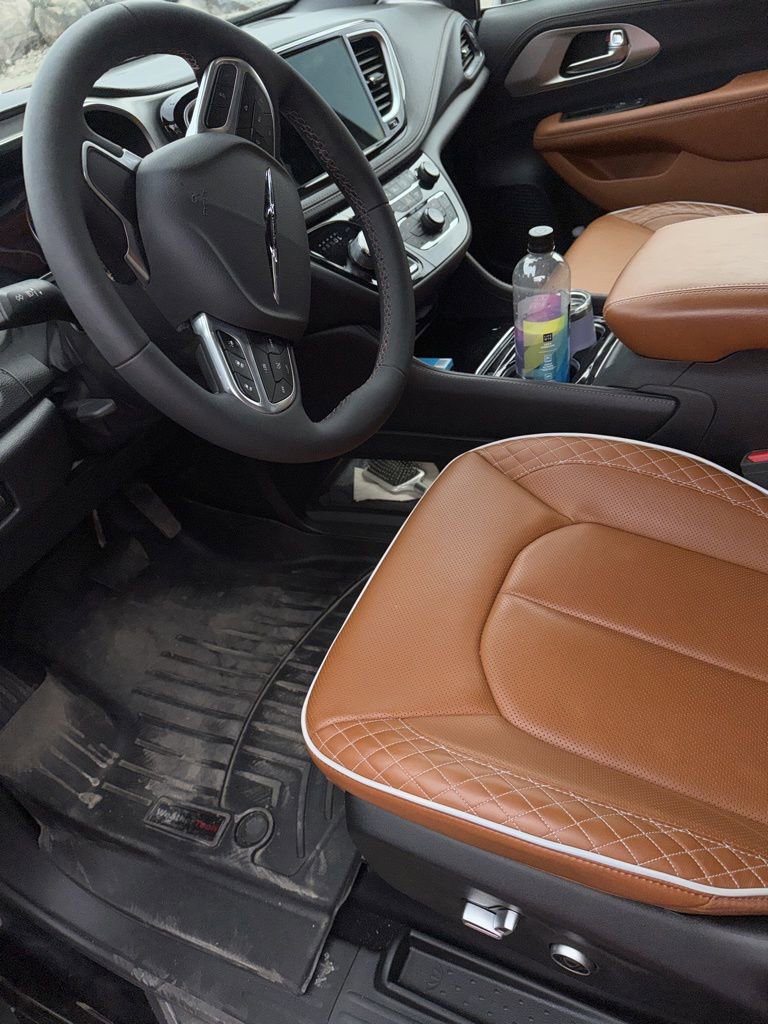 Used 2024 Chrysler Pacifica Pinnacle FWD image 8