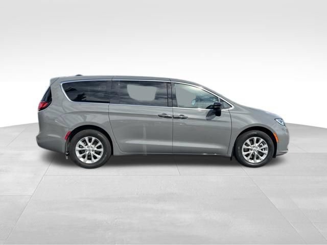Used 2025 Chrysler Pacifica Select w/ Uconnect Theater Family Group AWD/4WD image 8