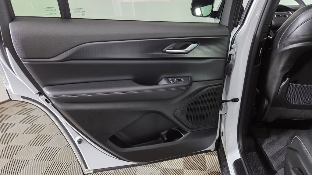 Used 2023 Jeep Grand Cherokee L Laredo image 29