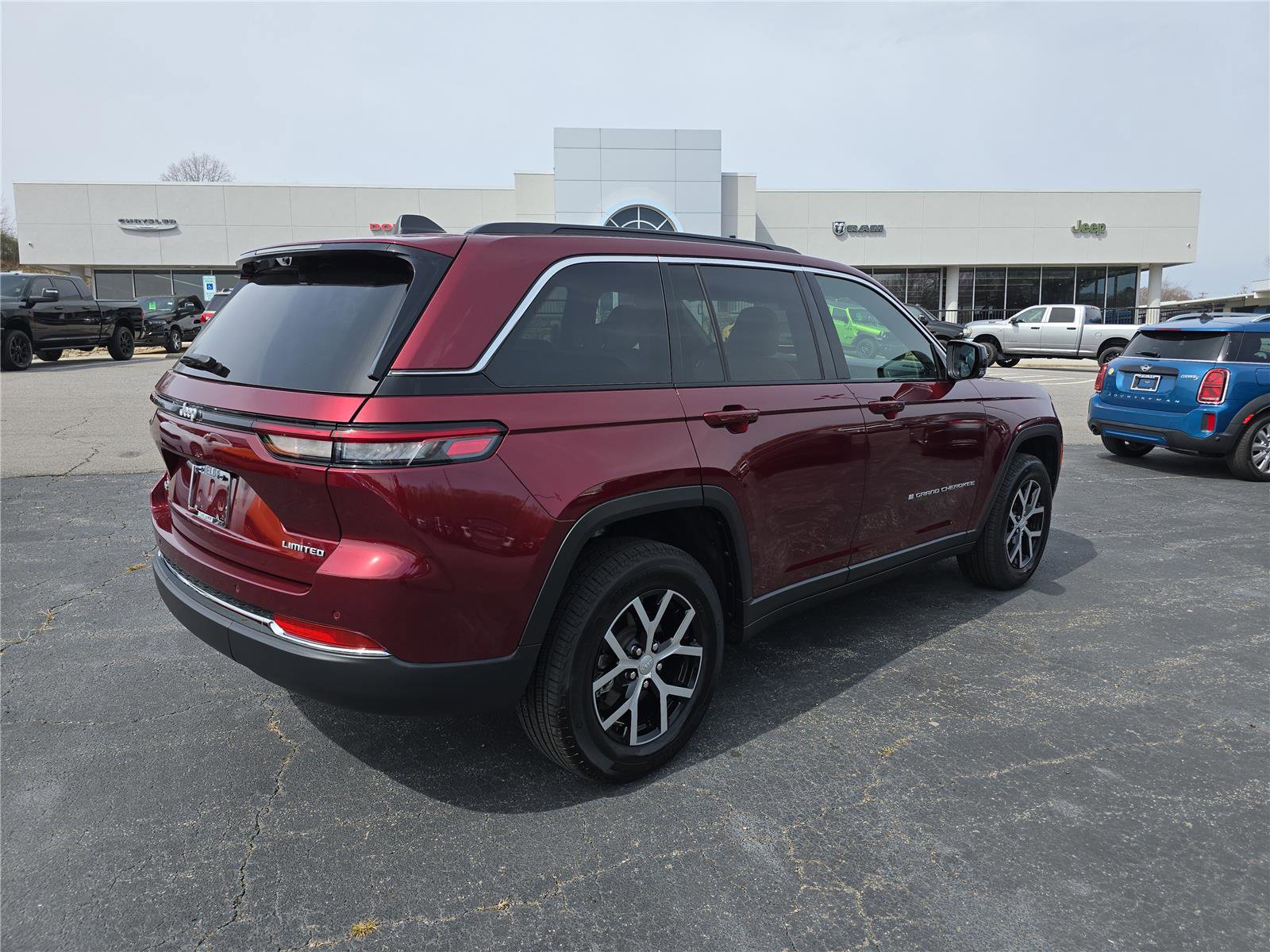 Used 2025 Jeep Grand Cherokee Limited w/ Luxury Tech Group II image 3