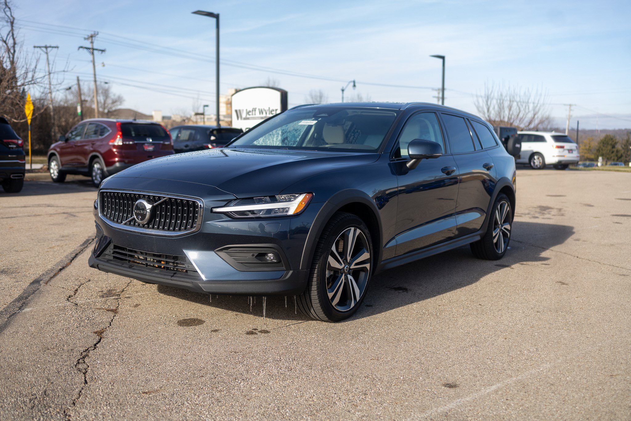 Used 2024 Volvo V60 B5 Cross Country Plus w/ Protection Package Premier image 22