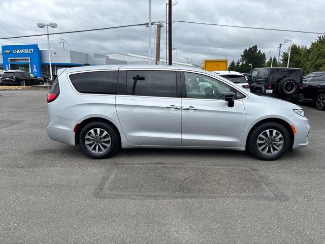 Used 2024 Chrysler Pacifica Limited FWD image 6