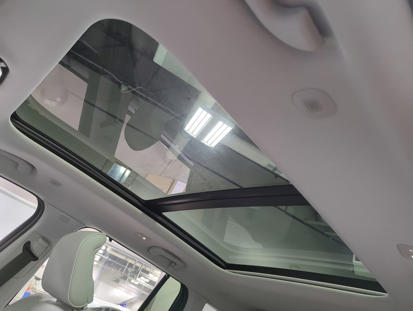 Used 2022 Jeep Grand Cherokee Overland w/ Advanced Protech Group III image 31