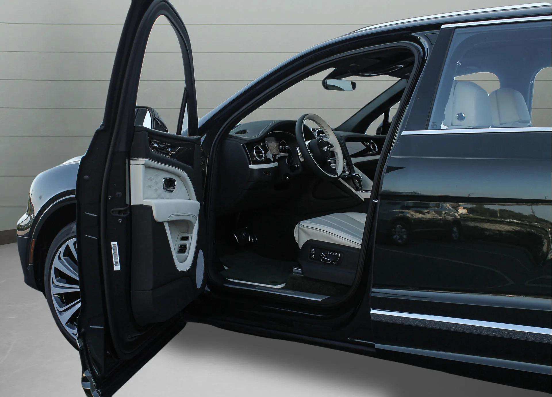Certified 2024 Bentley Bentayga Extended Wheelbase AWD/4WD image 15