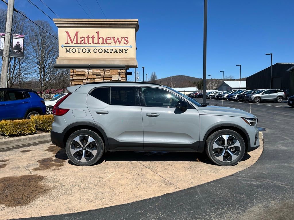 Used 2024 Volvo XC40 B5 Core image 4