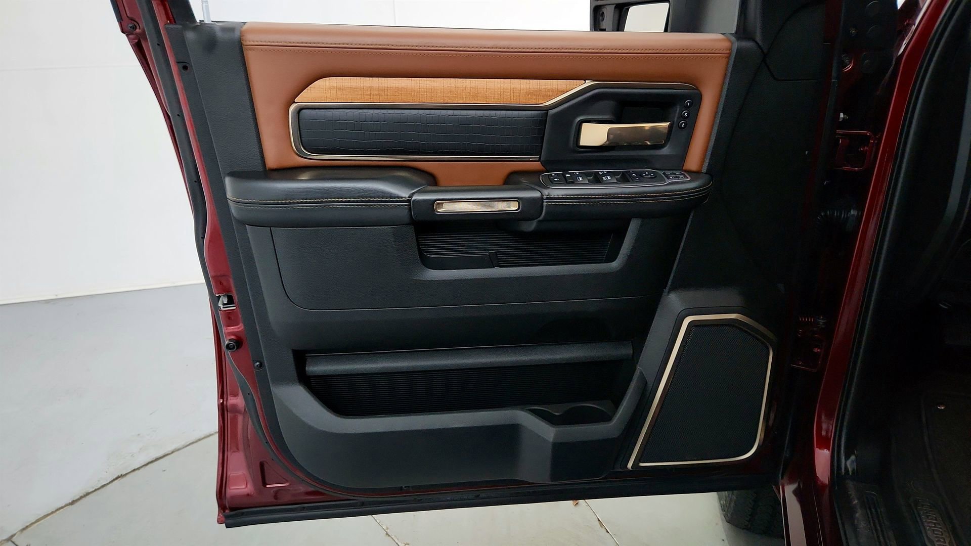 Used 2023 RAM 3500 Limited AWD/4WD image 9