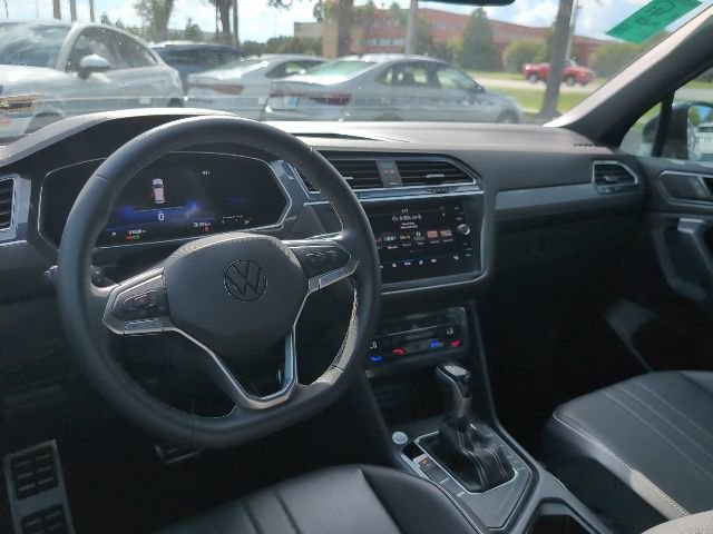 Used 2023 Volkswagen Tiguan SE R-Line image 8