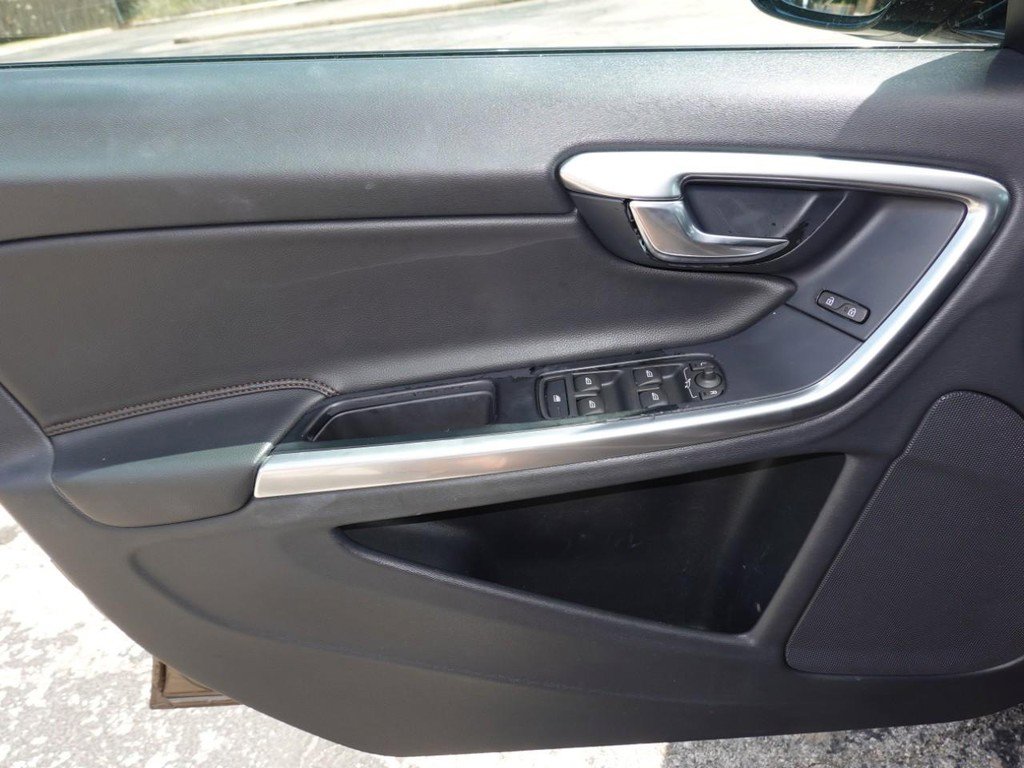 Used 2016 Volvo V60 T5 Cross Country Platinum image 19