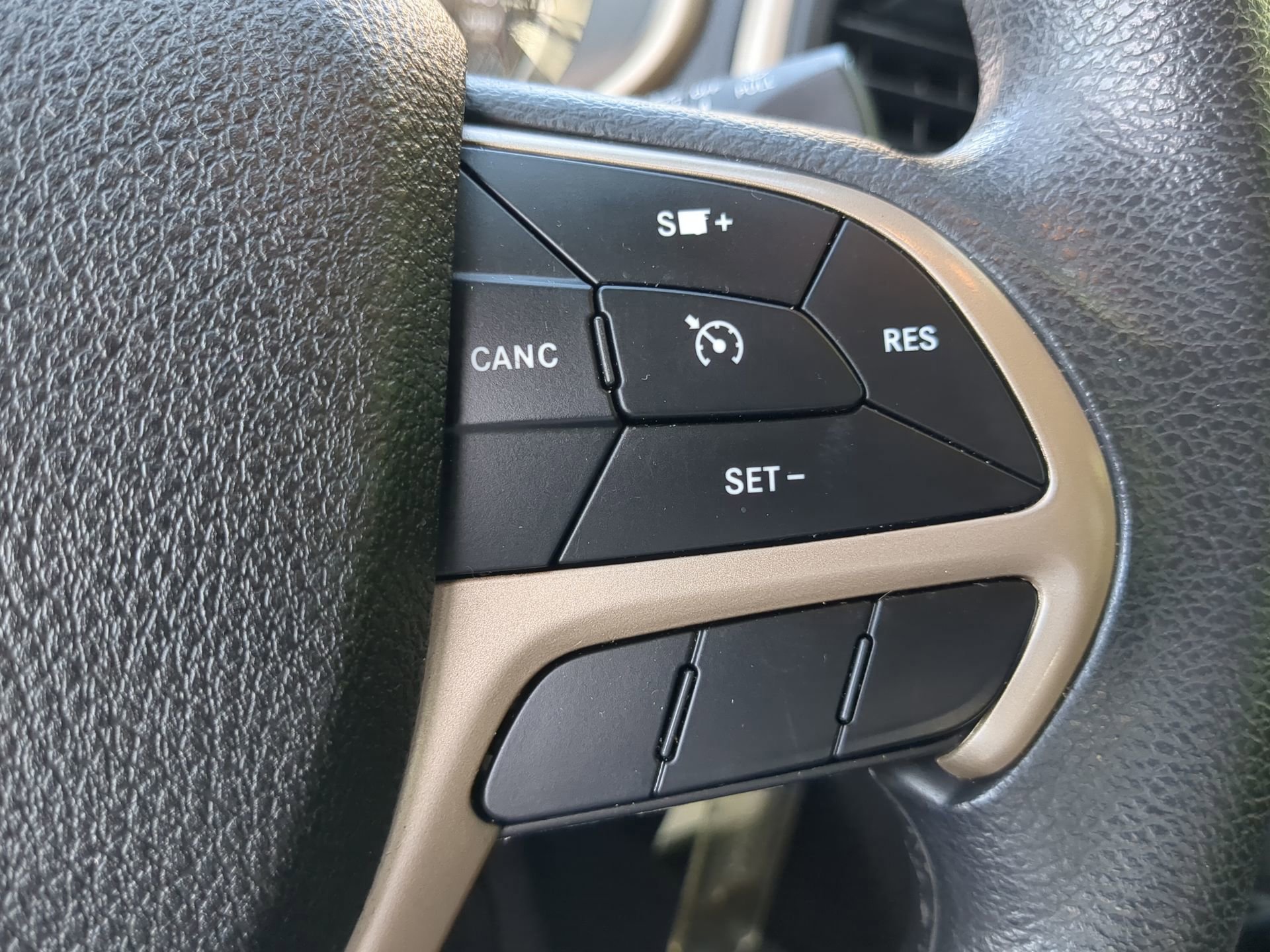 Used 2018 Jeep Cherokee Latitude w/ Safety Group FWD image 63