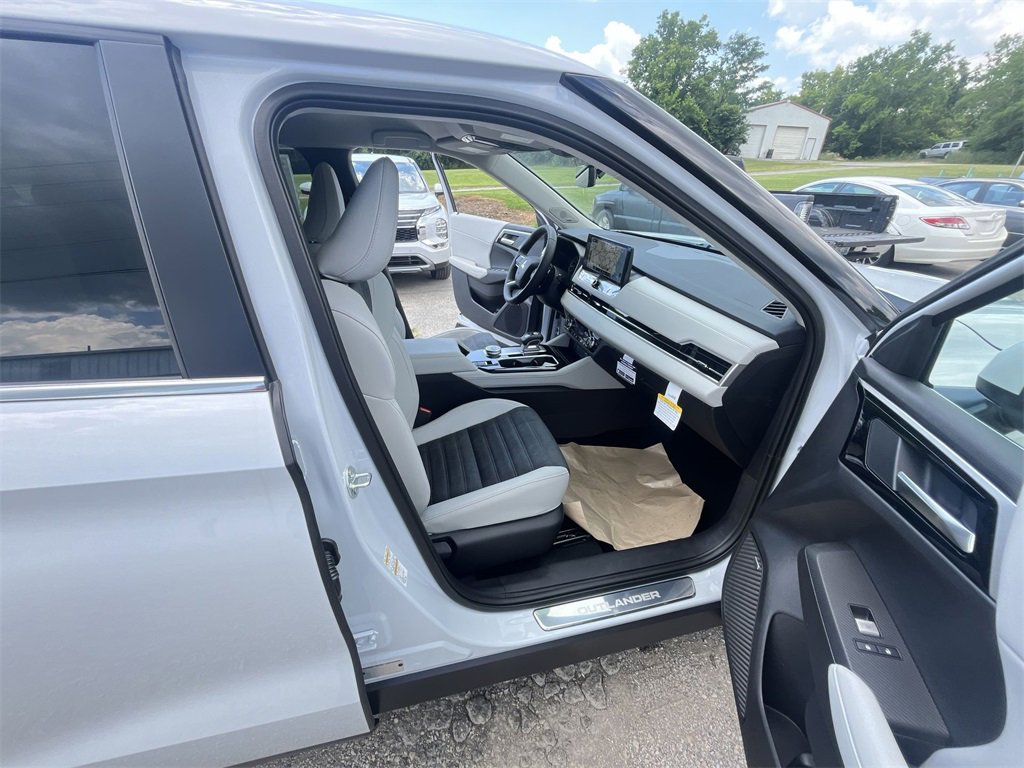 New 2025 Mitsubishi Outlander SE image 24