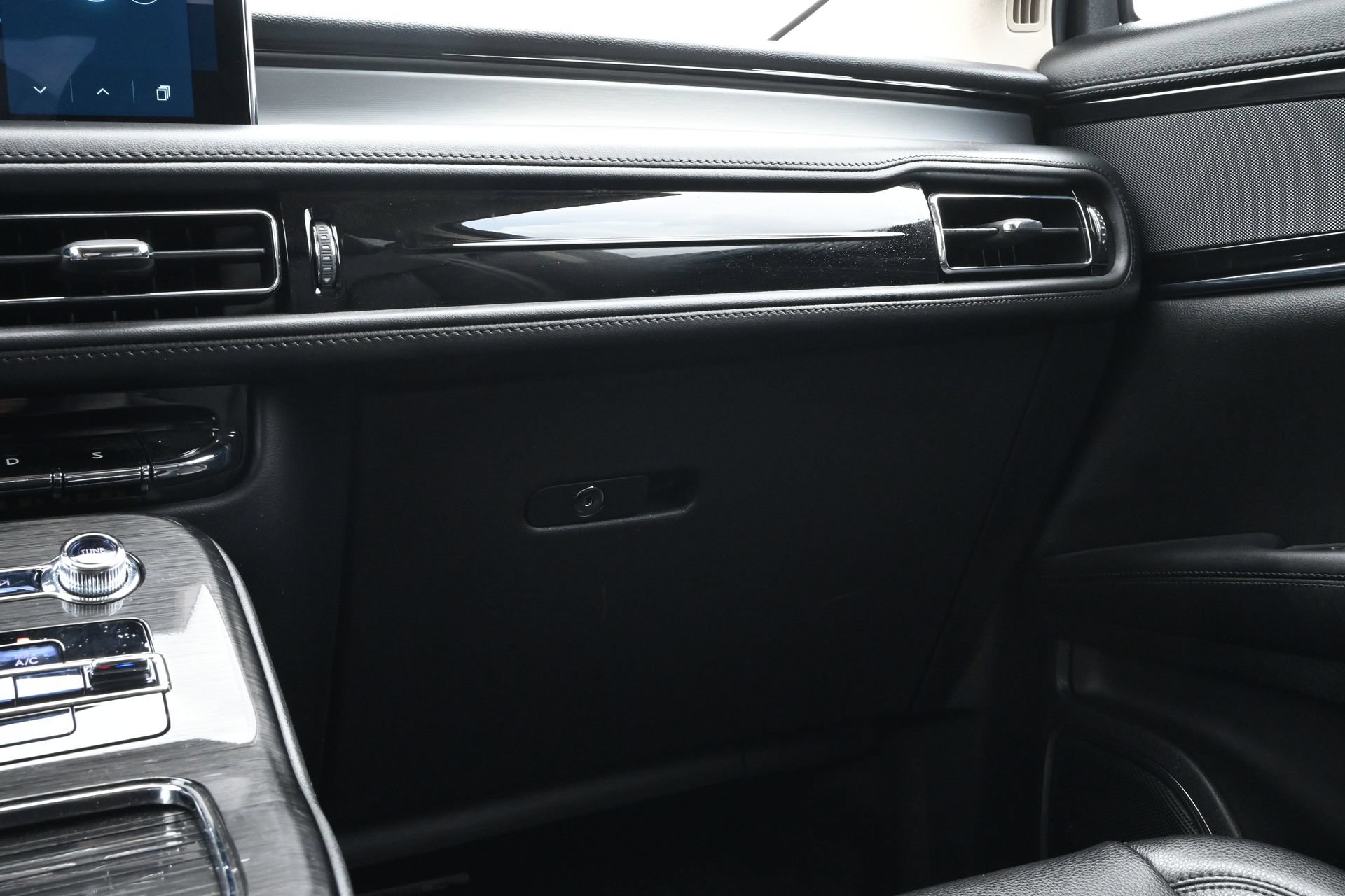 Used 2023 Lincoln Nautilus FWD w/ Premium Package image 9
