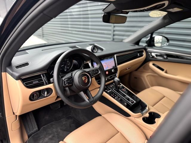 Certified 2025 Porsche Macan image 4