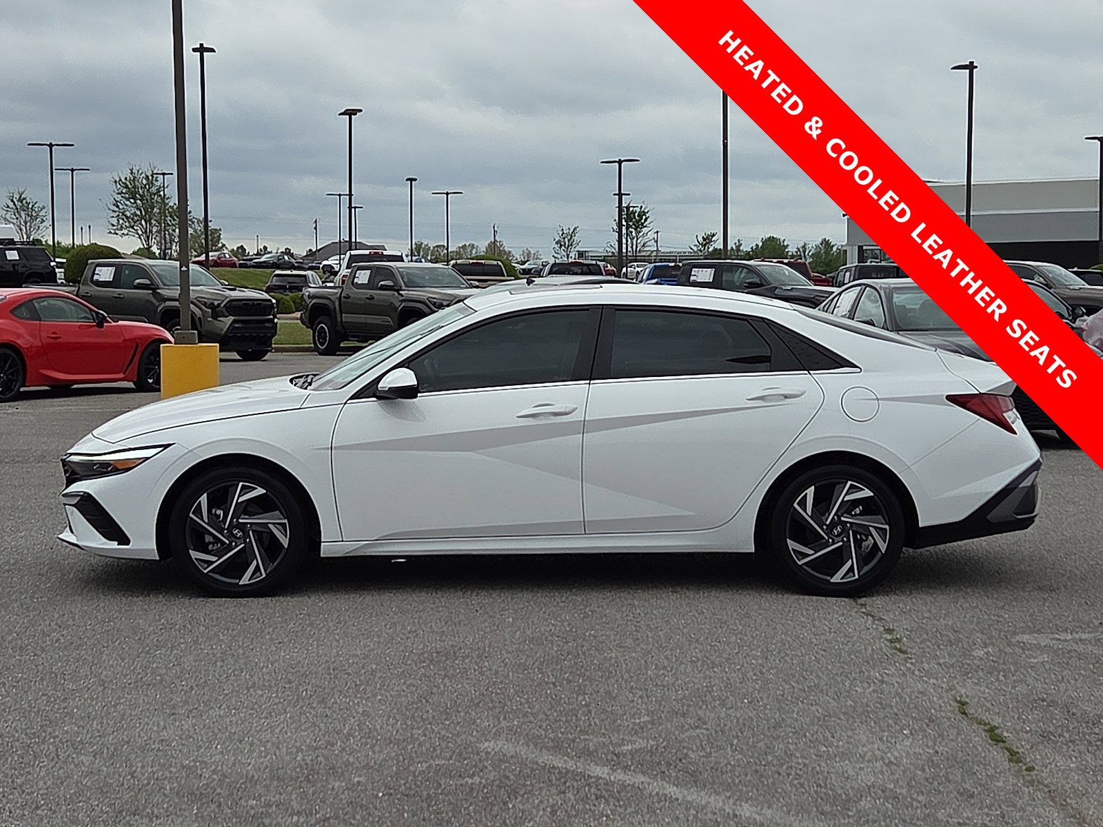 Used 2024 Hyundai Elantra Limited image 3