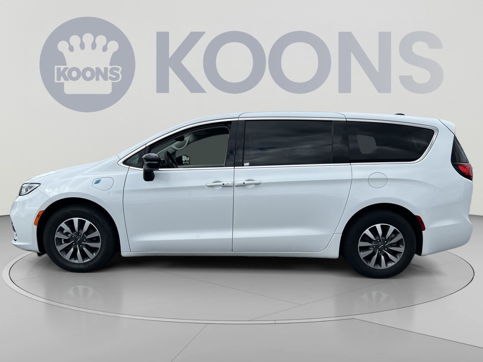 Used 2024 Chrysler Pacifica Limited FWD image 2