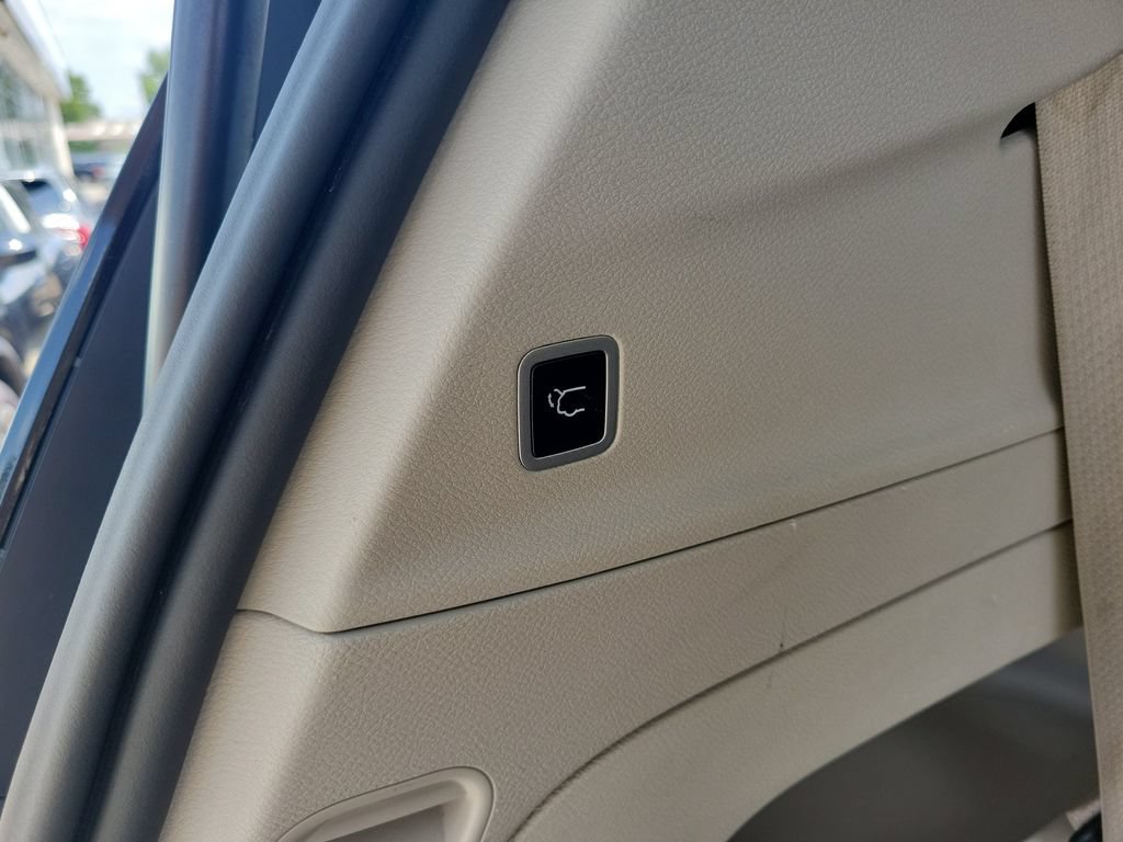 Used 2023 Chrysler Pacifica Touring-L FWD image 8
