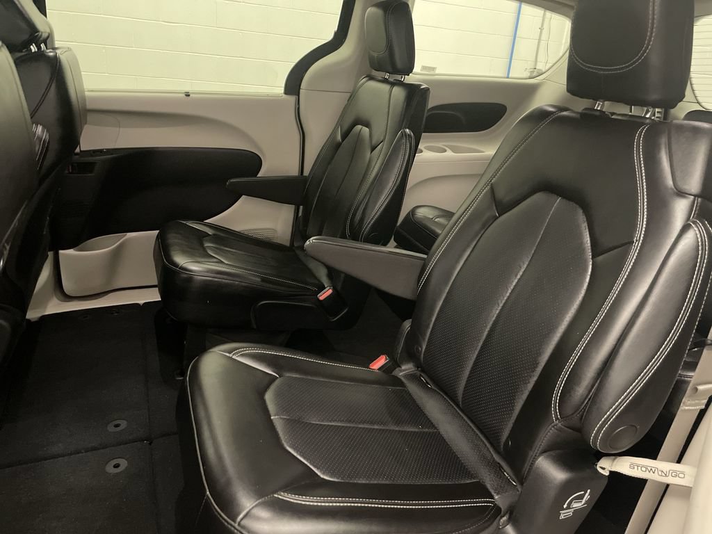 Used 2023 Chrysler Pacifica Touring-L FWD image 17