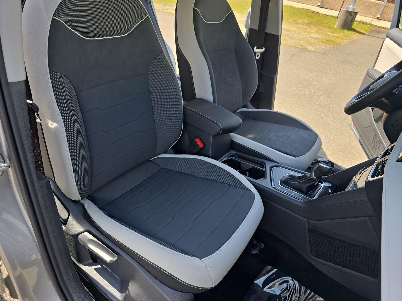 Used 2025 Volkswagen Taos SE image 14