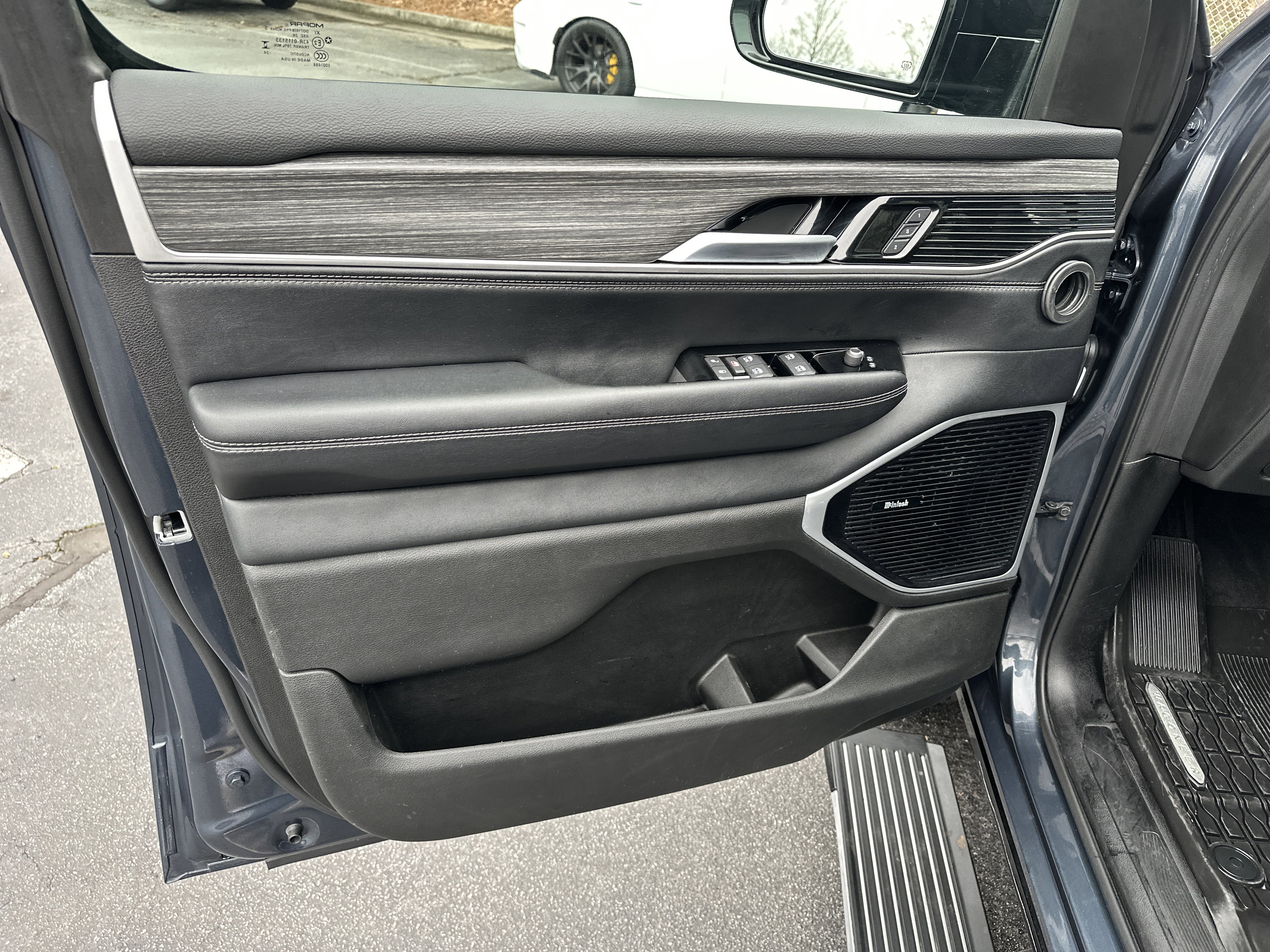 Used 2024 Jeep Wagoneer L Series III w/ Premium Group I image 12