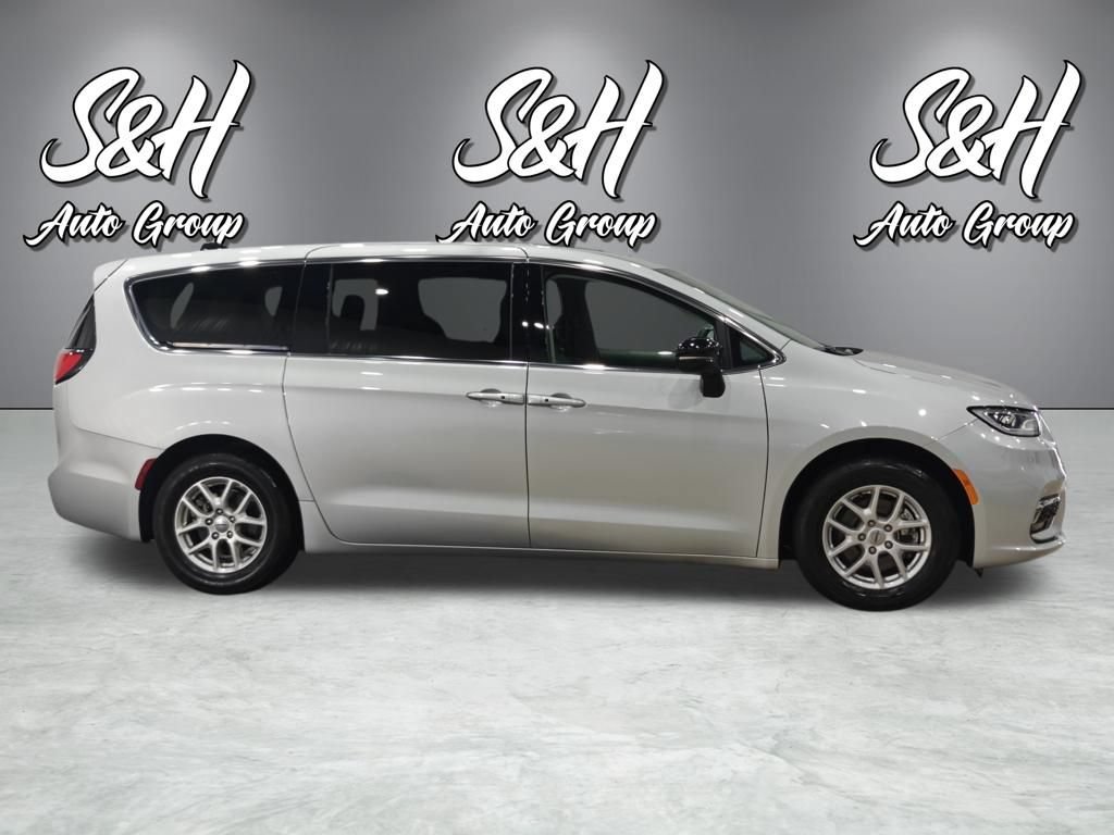 Used 2024 Chrysler Pacifica Touring-L FWD image 17