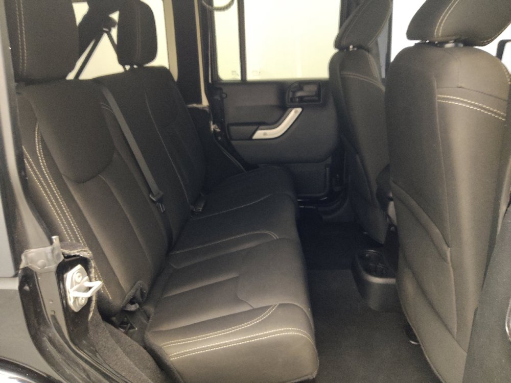 Used 2017 Jeep Wrangler Unlimited Sahara w/ Connectivity Group AWD/4WD image 19