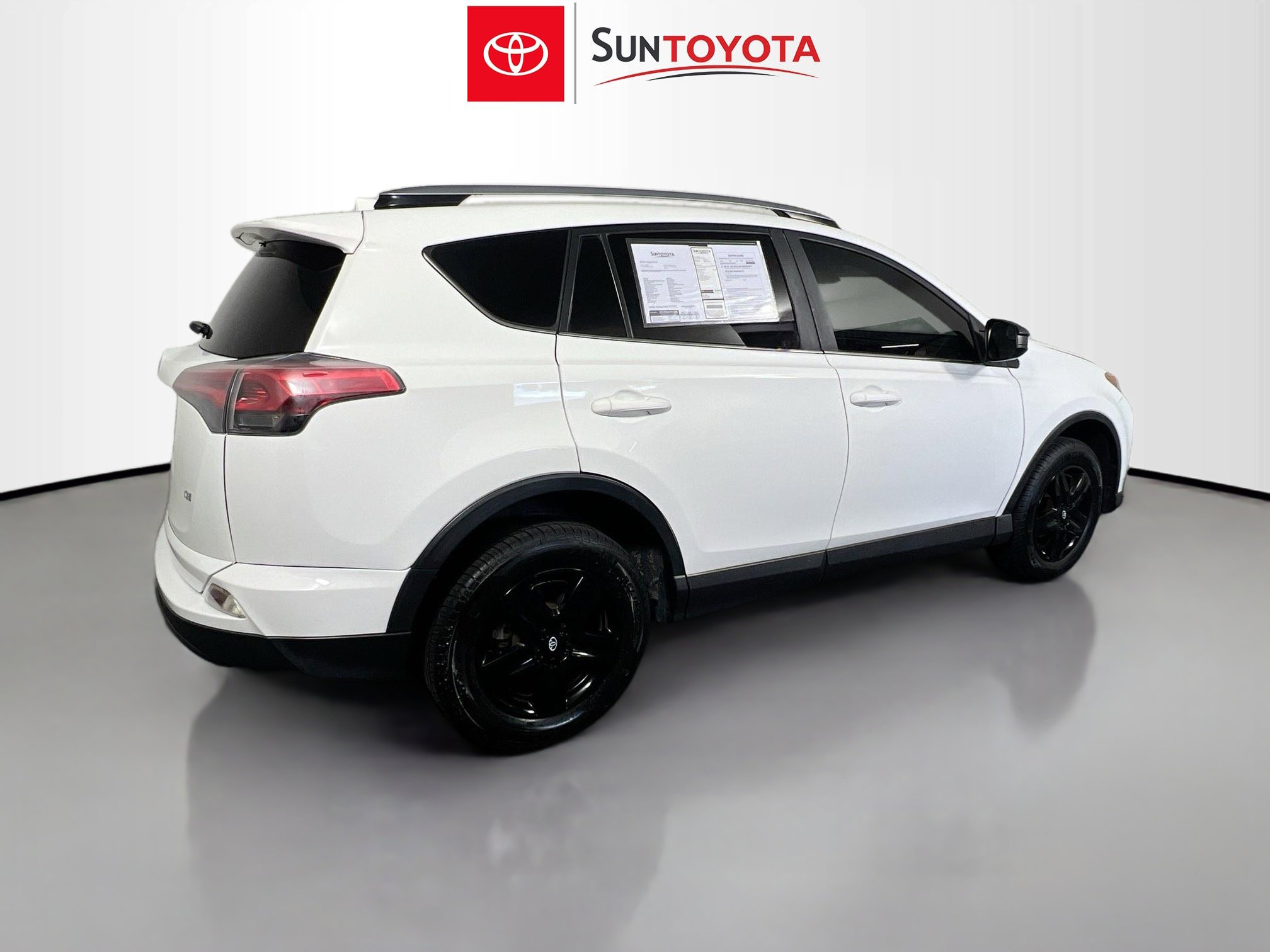 Used 2018 Toyota RAV4 LE image 4