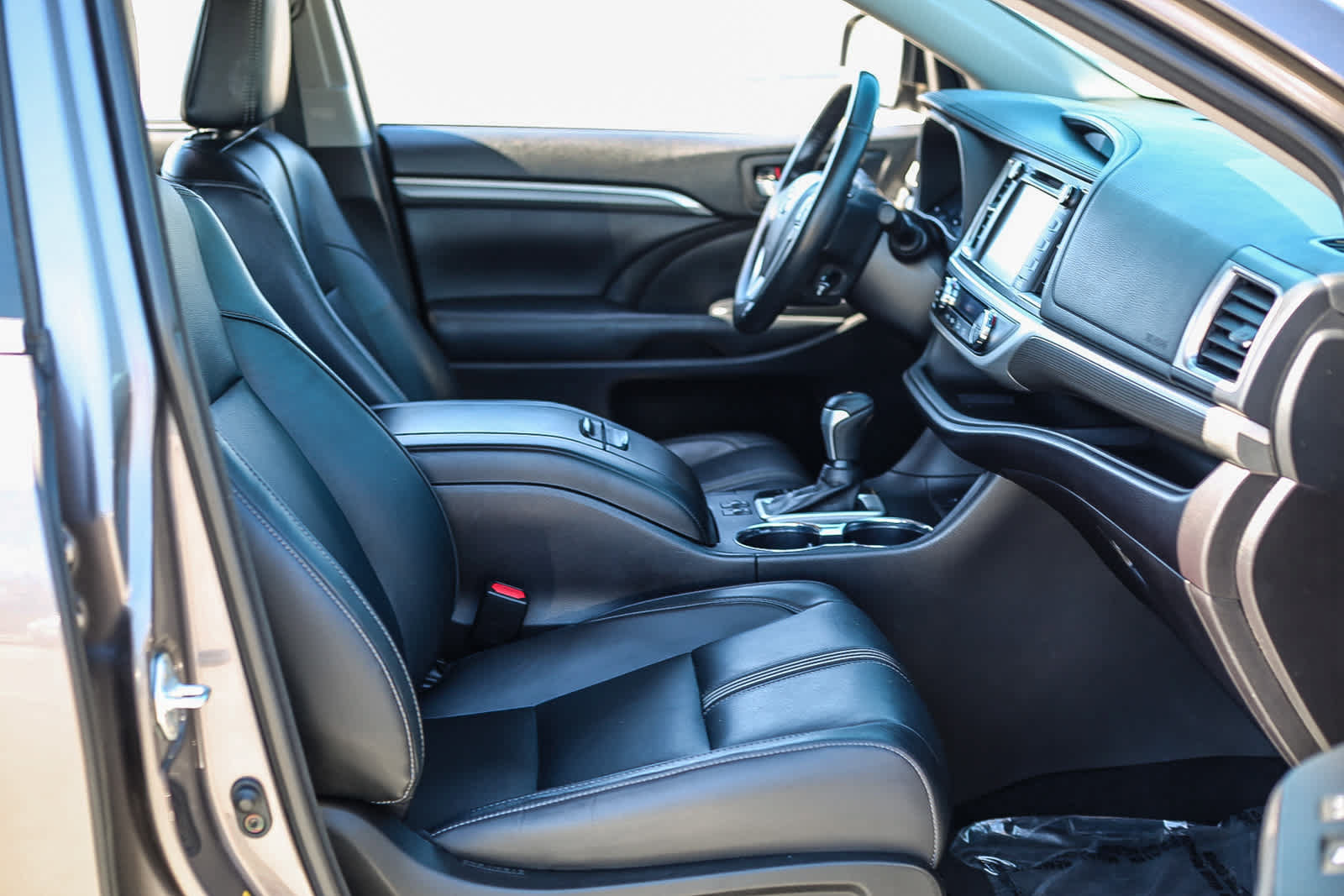 Used 2018 Toyota Highlander SE w/ Carpet Mat Package (TMS) FWD image 16