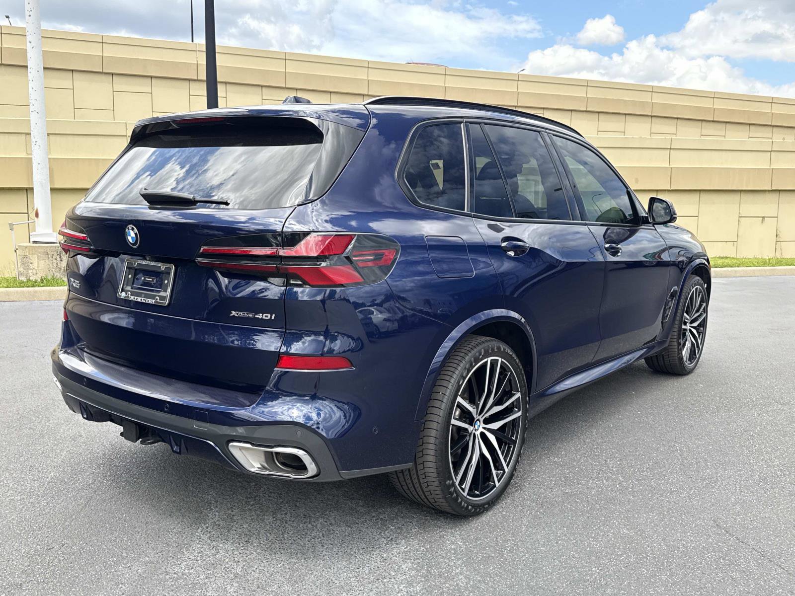 Used 2024 BMW X5 xDrive40i w/ M Sport Package image 3