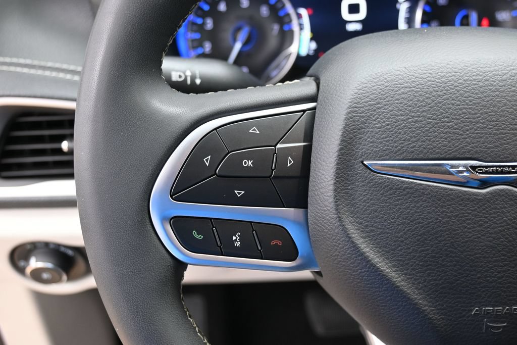 Used 2024 Chrysler Pacifica Touring-L FWD image 19