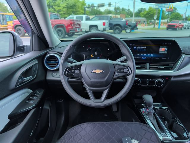 Used 2025 Chevrolet Trax LT FWD image 2