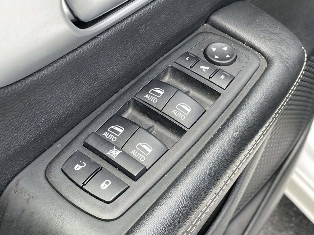 Certified 2025 Chrysler Pacifica Limited FWD image 28