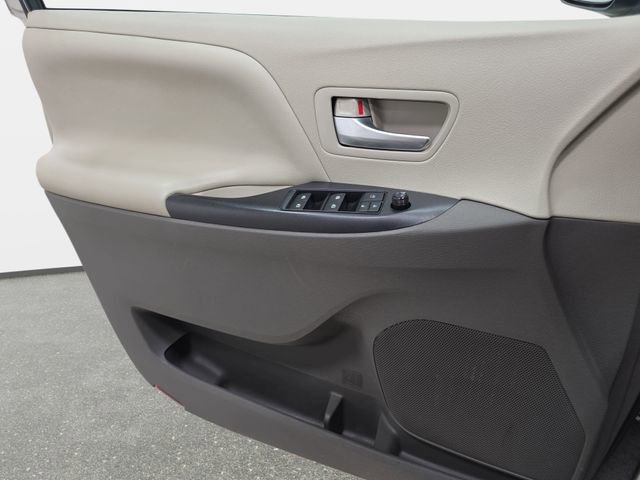 Used 2016 Toyota Sienna LE image 25
