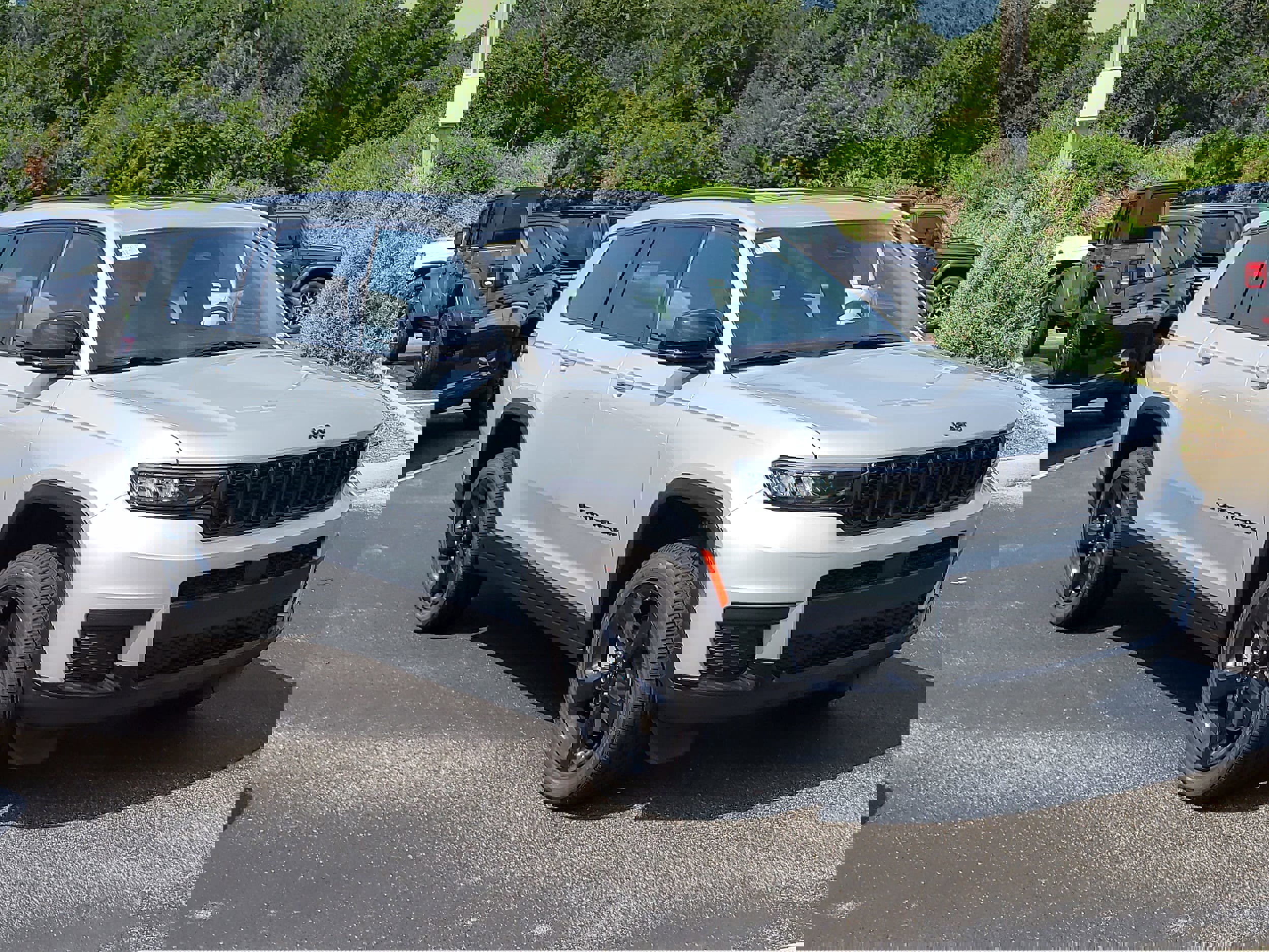 New 2025 Jeep Grand Cherokee L Altitude image 2