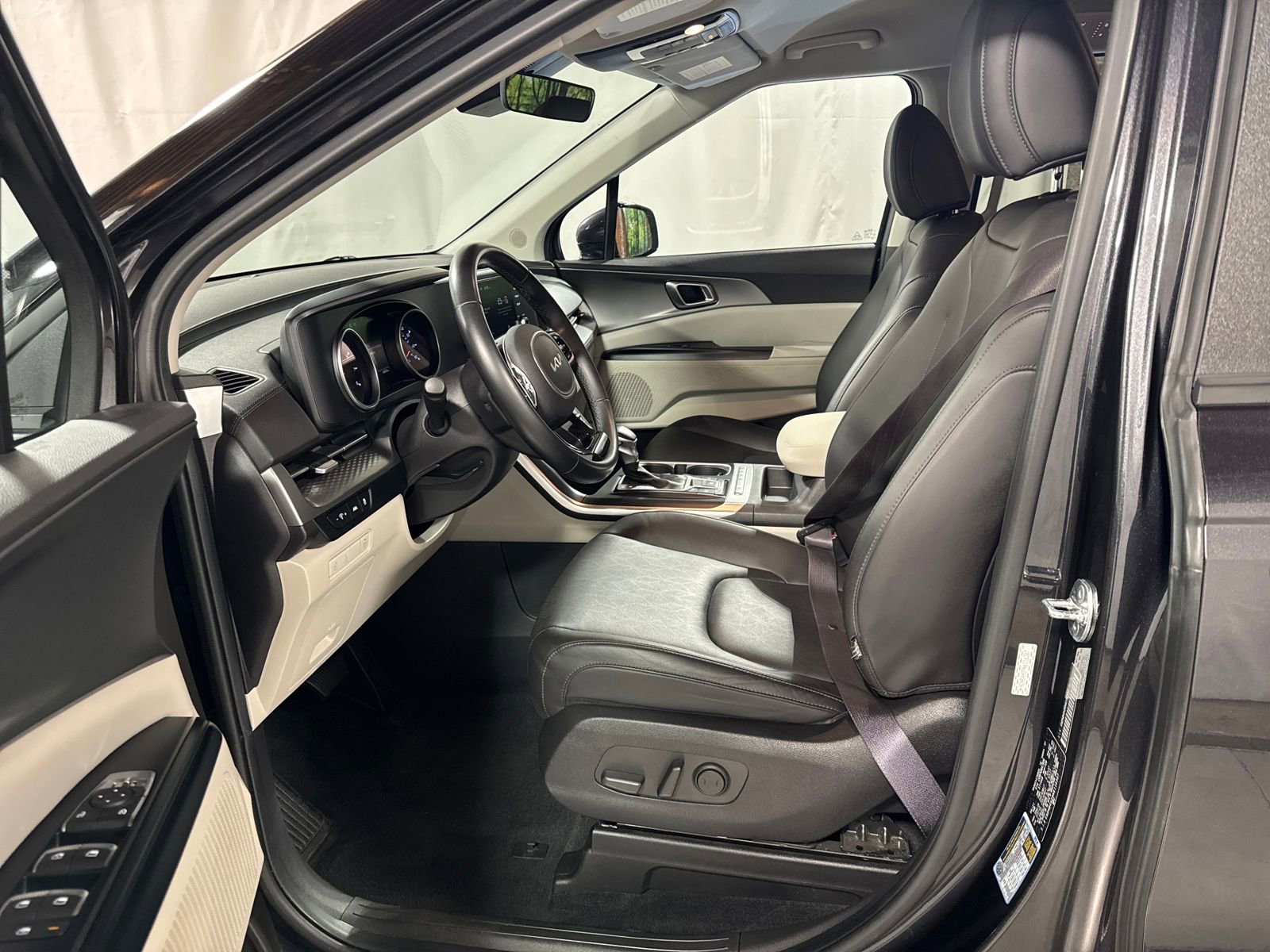 Certified 2022 Kia Carnival LX w/ Paint Protection Package image 4