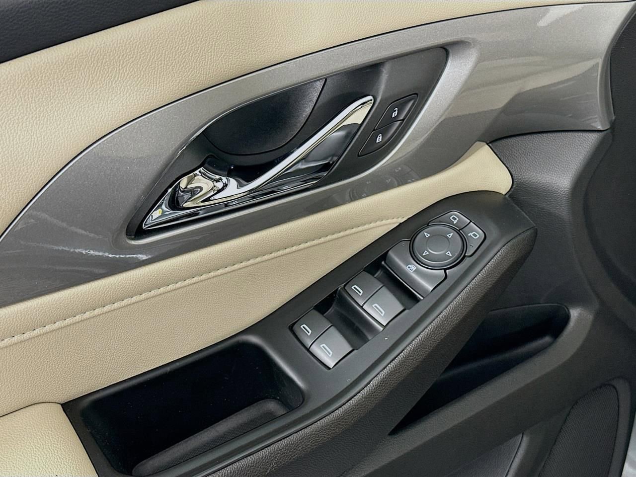 Used 2023 Chevrolet Traverse LS image 27