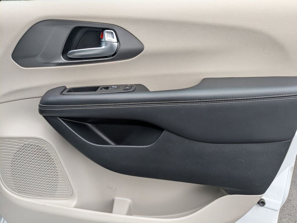 Used 2024 Chrysler Pacifica Touring-L image 31