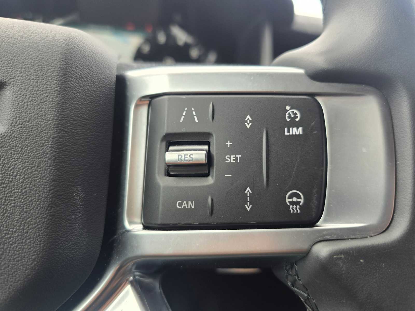 Used 2025 Land Rover Discovery S image 33