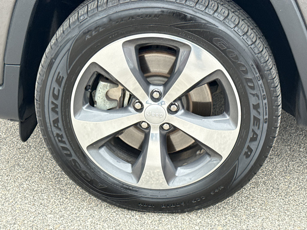 Used 2019 Jeep Cherokee Limited w/ Luxury Group AWD/4WD image 9