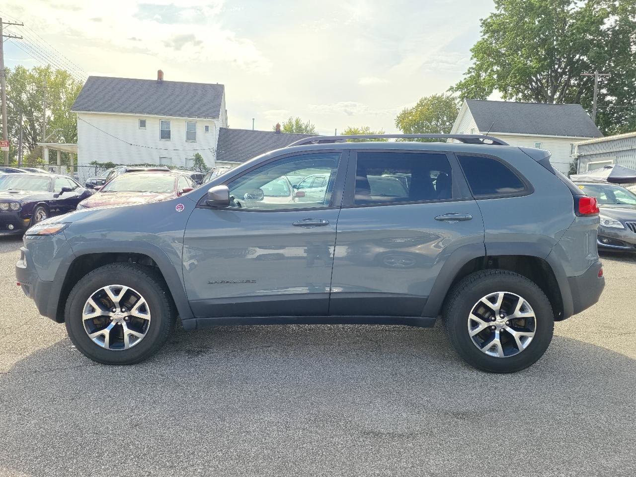 Used 2015 Jeep Cherokee Trailhawk w/ Cold Weather Group AWD/4WD image 8