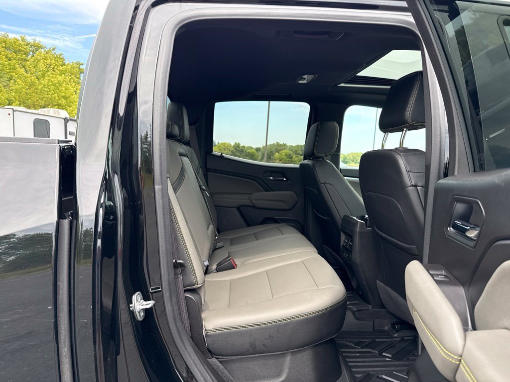 Used 2025 Chevrolet Colorado ZR2 w/ Technology Package AWD/4WD image 12