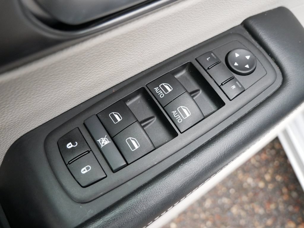 Used 2024 Chrysler Pacifica Limited FWD image 13