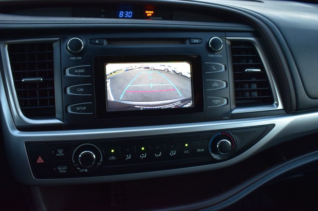 Used 2014 Toyota Highlander LE FWD image 32