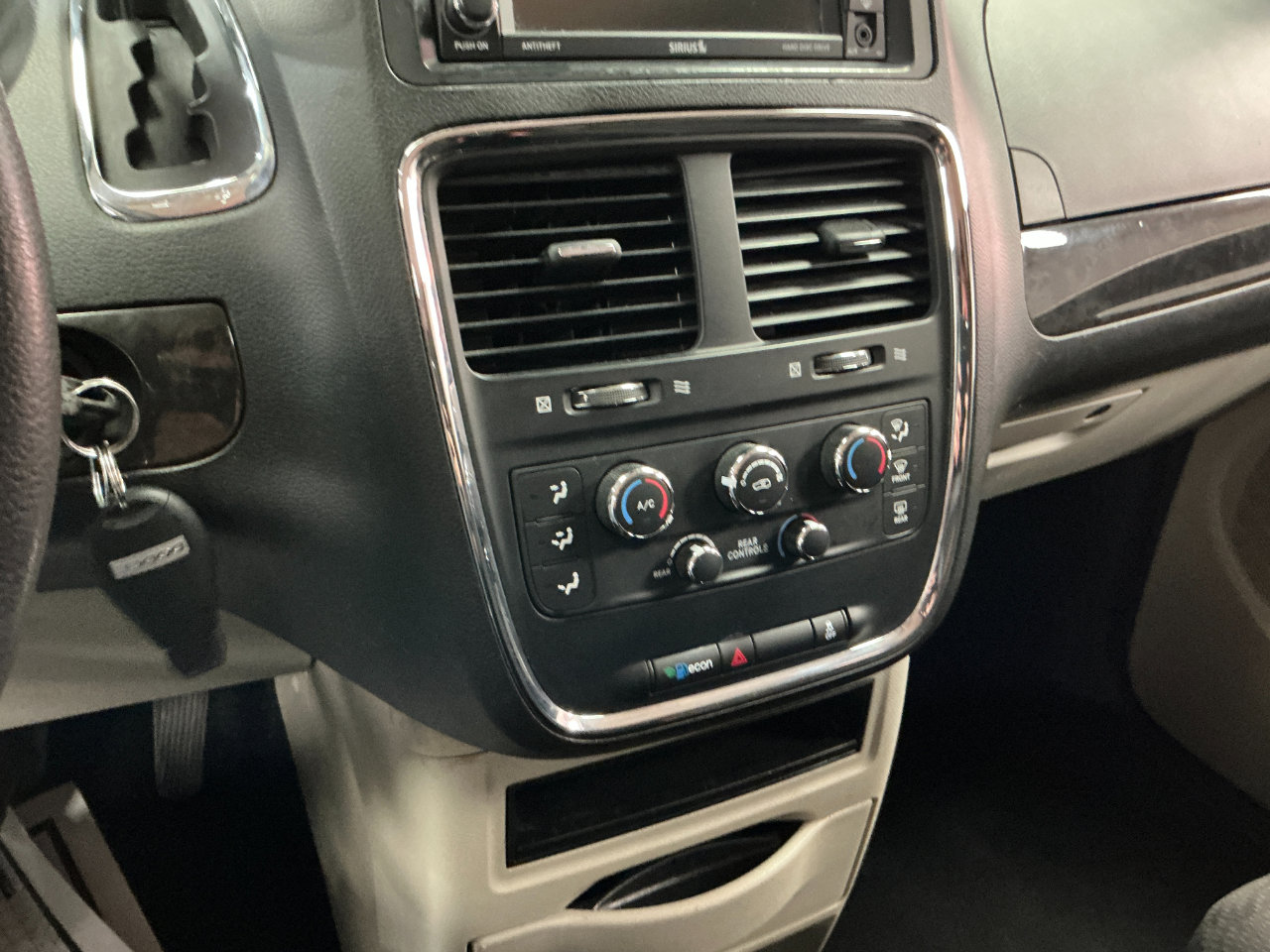 Used 2019 Dodge Grand Caravan SE w/ UConnect Hands-Free Group image 18