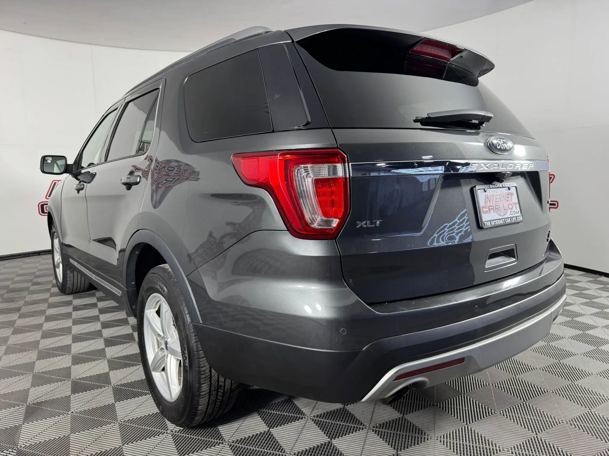 Used 2017 Ford Explorer XLT w/ Class II Trailer Tow Package AWD/4WD image 25