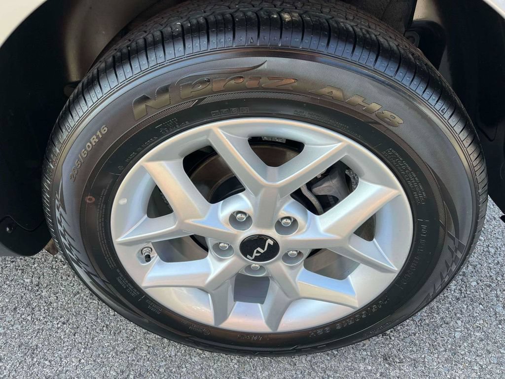 Used 2025 Kia Soul LX w/ LX Technology Package FWD image 34